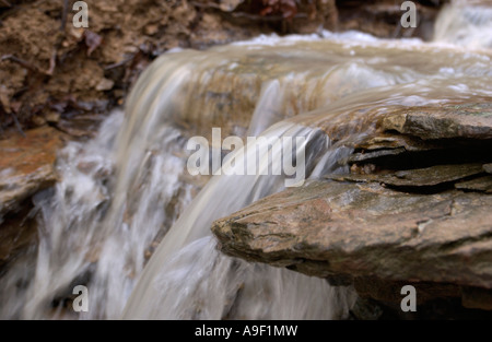 Cascata cascading su roccia Foto Stock