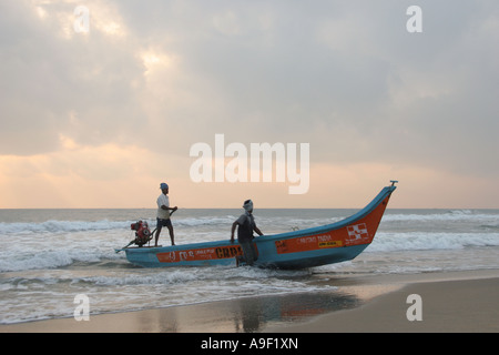 I pescatori di portare le proprie catture a shore a Mahabalipuram (Mamallapuram) spiaggia, un sito Patrimonio Mondiale dell'UNESCO in Tamil Nadu, India Foto Stock