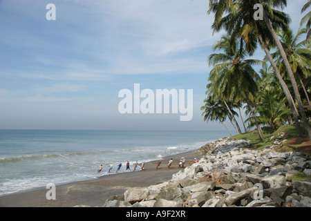 Cala di pescatori nelle loro reti sulla spiaggia di Varkala Kerala, India del Sud Foto Stock