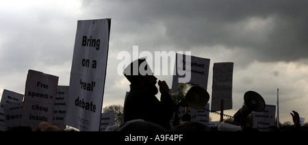 I musulmani manifestanti dimostrare a Hyde Park contro la pubblicazione delle vignette del profeta Maometto, 18 Febbraio 2006 Foto Stock