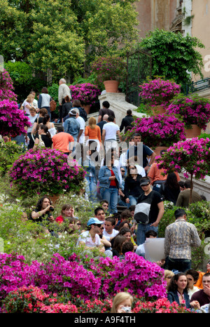 Roma Italia azalee turisti affollano la scalinata di Piazza di Spagna in primavera Foto Stock