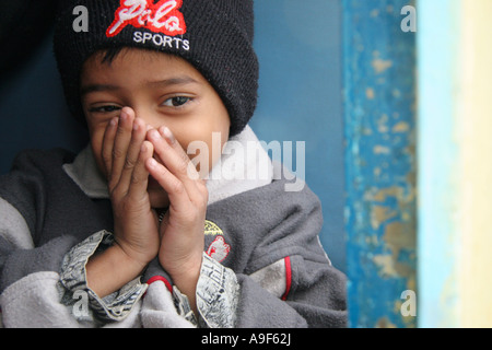 Ragazzino sulla British Raj costruito, Nilgiri ferrovia di montagna, l'unica ferrovia a cremagliera in India, Coonoor, Tamil Nadu, India Foto Stock