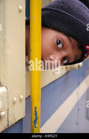 Ragazzino sulla British Raj costruito, Nilgiri ferrovia di montagna, l'unica ferrovia a cremagliera in India, Coonoor, Tamil Nadu, India Foto Stock