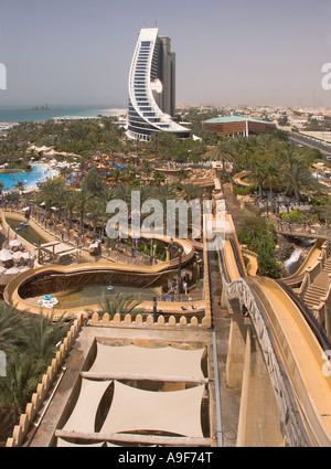 Jumeirah Beach Hotel e il parco acquatico Wild Wadi Foto Stock