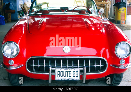 Hackberry general store e stazione di gas sul percorso 66 Arizona USA Red corvette Foto Stock