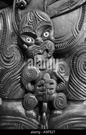 Un tradizionale Maori carving decorare la parete della casa di canoa a Waitangi Riserva nazionale nell'Isola del nord, Nuova Zelanda Foto Stock