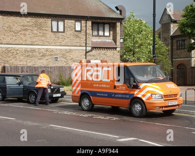 Royal Automobile Club ripartizione van parcheggiato di fronte ripartiti in auto con meccanico frequentando Foto Stock