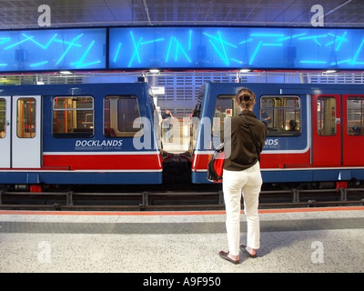 Heron Quays binario in stazione e treni sul tetto di Docklands Light Railway Foto Stock