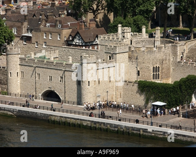 Vista aerea guardando verso il basso su una parte del centro storico di riverside traditori gate a Torre di Londra un Sito Patrimonio Mondiale dell'UNESCO accanto alla piscina di Londra Inghilterra REGNO UNITO Foto Stock