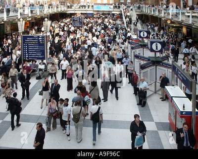 Stazione ferroviaria di Liverpool Street disagio durante i viaggi atrio interno vista aerea affollata di pendolari in ritardo ora di punta City of London Inghilterra Regno Unito Foto Stock