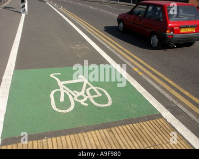 Essex parte del marciapiede segnalato come una pista ciclabile vicino alla pavimentazione nervata Foto Stock