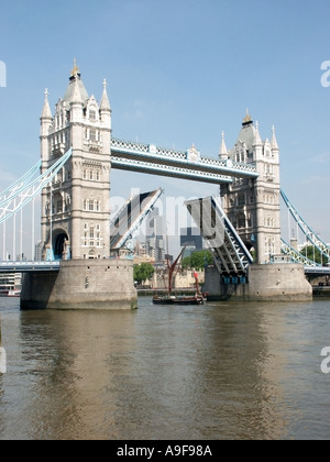 Il Tower Bridge carreggiata sollevato per consentire Thames chiatta per passare nel pool di Londra Foto Stock