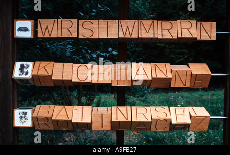 Tre righe di lettere mobile su di un telaio in un parco faunistico in Germania Foto Stock