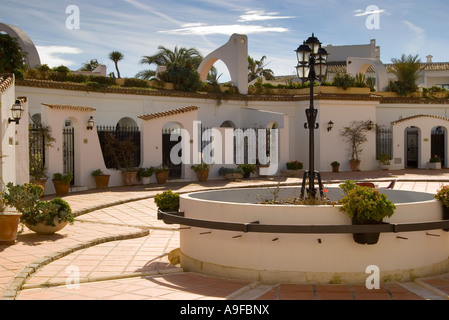 Plaza de Levante Puerto Cabopino Andalucia Foto Stock