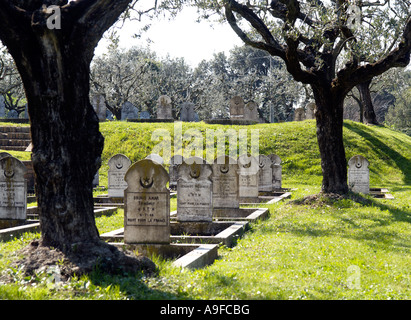 Seconda Guerra Mondiale coloniale francese tombe di soldati in francese al cimitero militare di Roma Foto Stock