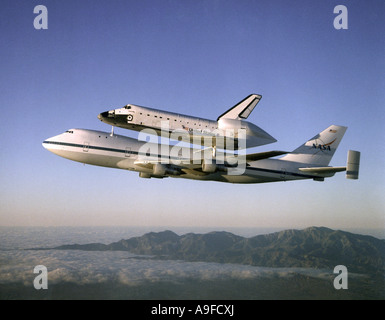 Navetta Atlantis tornando al Kennedy Space Center sul retro di un Boeing 747 Foto Stock