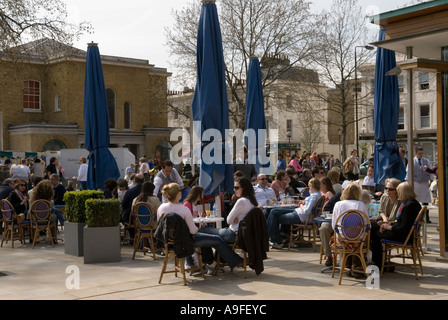 Ristorante di mangiare al di fuori di Kings Road. Duke of York square. London SW3 in Inghilterra. Foto Stock