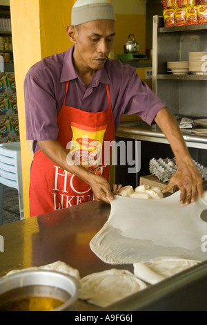 L'uomo facendo roti canai cannai chennai in Kuantan Malaysia Foto Stock