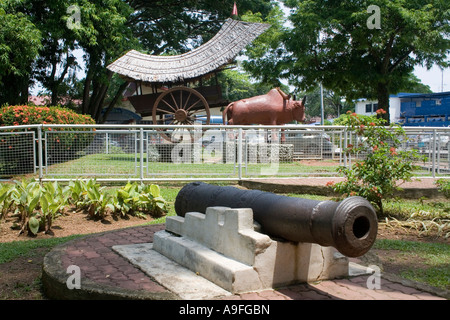 Quando i mondi si scontrano cannone olandese Malay e carrello di giovenco sul display in Melaka Malaysia Foto Stock