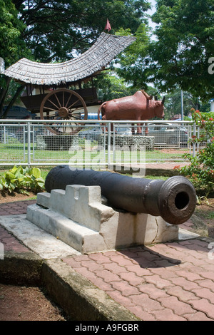 Quando i mondi si scontrano cannone olandese Malay e carrello di giovenco sul display in Melaka Malaysia Foto Stock