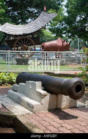 Quando i mondi si scontrano cannone olandese Malay e carrello di giovenco sul display in Melaka Malaysia Foto Stock