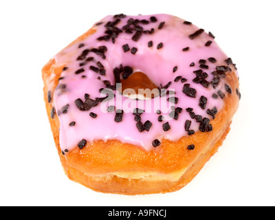 Freschi e saporiti tutto unico rosa anello ghiacciato a ciambella o a ciambella con pezzetti di cioccolato isolata contro uno sfondo bianco con un tracciato di ritaglio e nessun popolo Foto Stock