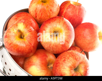 Selezione di fresche e mature organico sano mele rosse in una cucina scolapasta isolata contro uno sfondo bianco con nessun popolo e un tracciato di ritaglio Foto Stock