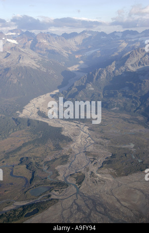 Vista aerea del fiume intrecciato di canale e conoide alluvionale che fluisce in coastal creek, Stati Uniti d'America, Alaska Katmai NP Foto Stock