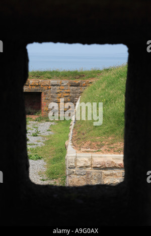 Brean giù Somerset vista attraverso il vecchio bunker militare gun emplacement mostra posizione difensiva Foto Stock