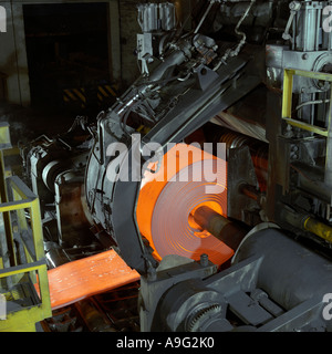 Acciaio laminatoio a caldo la produzione di coils in acciaio. Llanwern Steel Works, South Wales, Regno Unito Foto Stock