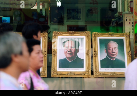 CHN CINA Pechino vetrina con un ritratto di Mao Zedong a sinistra nella strada dello shopping di Wangfujing Foto Stock