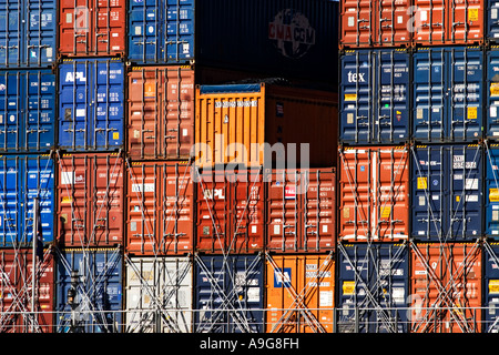 Industria di spedizione / Spedizione contenitori impilati sul ponte di una nave.Porto di Melbourne in Australia. Foto Stock