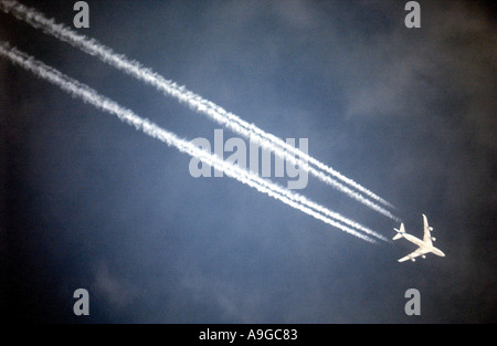 Un piano in arrivo a terra presso l'aeroporto di Stansted lasciando un jetstream dietro di essa Foto Stock