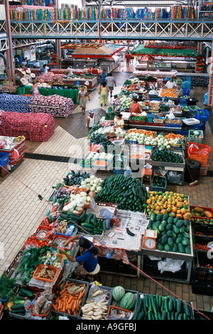 La parte interna del mercato comunale di Papeete, la capitale di Tahiti, nelle società del gruppo delle isole della Polinesia francese. Foto Stock