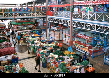 La parte interna del mercato comunale di Papeete, la capitale di Tahiti, nelle società del gruppo delle isole della Polinesia francese. Foto Stock