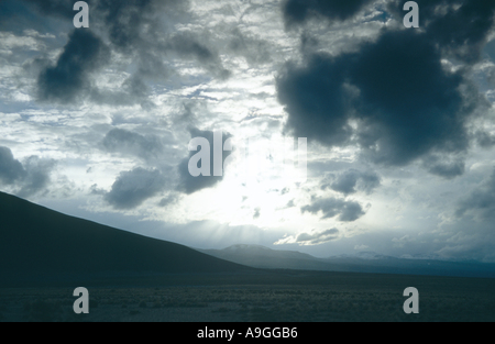 Nuvole temporalesche oltre l'altipiano della Bolivia, Bolivia, Altiplano. Foto Stock