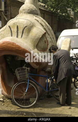 Pechino la Fabbrica 798, Dashanzi Art District, la scultura di pesce Foto Stock