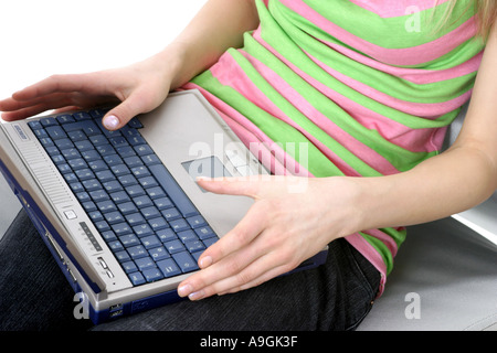 Donna bionda digitando su laptop. Foto Stock