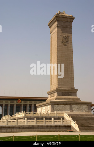 Un monumento per il popolo di eroi in piazza Tiananmen con grande Sala del Popolo nella parte posteriore Foto Stock