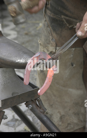 La formatura del ferro di cavallo soffocante sull'incudine Foto Stock