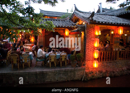 Lijiang ristorante della città vecchia lungo il canale in serata, Yunnan, Cina Foto Stock