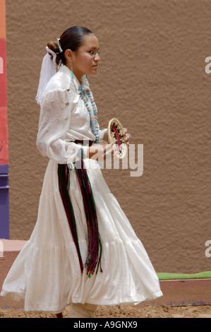 Navajo blu Aquila ballerina eseguendo il cestello danza al Intertribal Ceremonial in Gallup New Mexico. Fotografia digitale Foto Stock