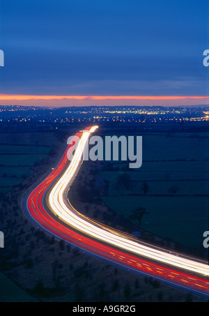 Il traffico sulla autostrada M5 al crepuscolo Bristol England Regno Unito Foto Stock