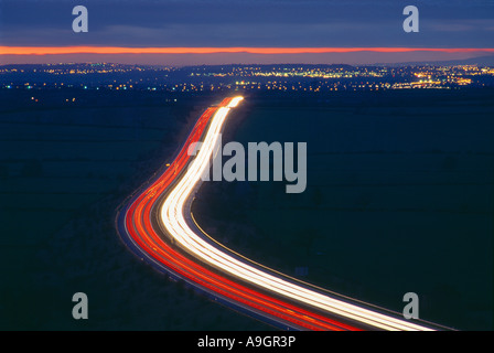 Il traffico sulla autostrada M5 al crepuscolo Bristol England Regno Unito Foto Stock