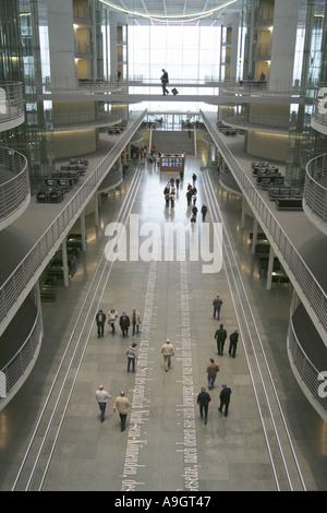 Paolo Loebe House, sede del parlamento tedesco comitati, sala centrale con gallerie e ponti di collegamento, progettato da Stephan Foto Stock