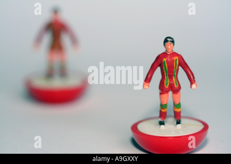 2 giocatori uno a fuoco uno fuori fuoco striscia completa Subbuteo® Replica Galles Tabella giocatori di calcio Foto Stock