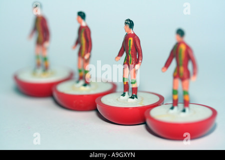 4 giocatori in linea piena striscia Subbuteo® Replica Galles Tabella giocatori di calcio Foto Stock