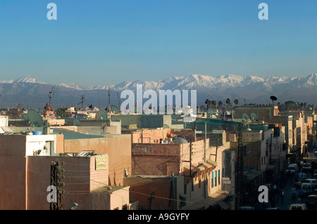 Vista sui tetti di Marrakech verso le montagne Atlas Foto Stock