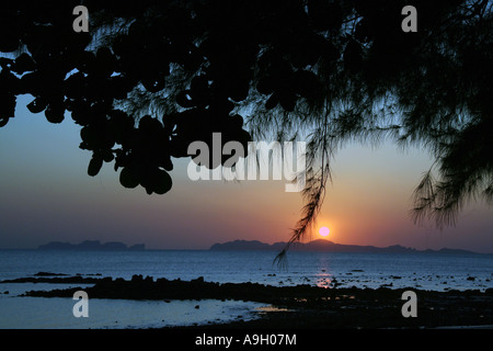 Tramonto su Ko Phi Phi da Ko Jum Beach Foto Stock