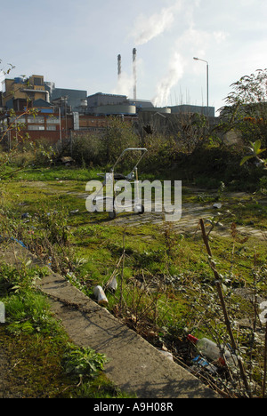 Passeggino abbandonati e di fabbrica. Foto Stock